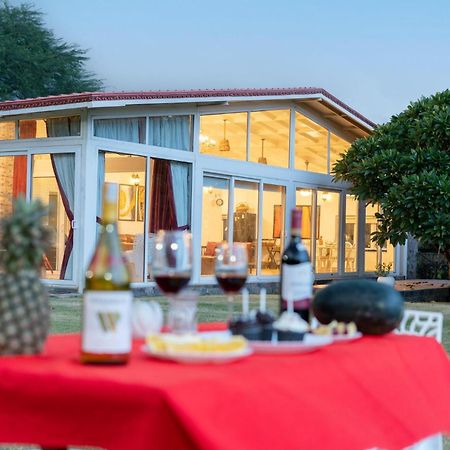 Stayvista At Idyllic Farmhouse - A Glasshouse With Outdoor Pool 구르가온 외부 사진
