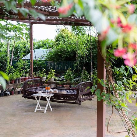 Stayvista At Idyllic Farmhouse - A Glasshouse With Outdoor Pool 구르가온 외부 사진