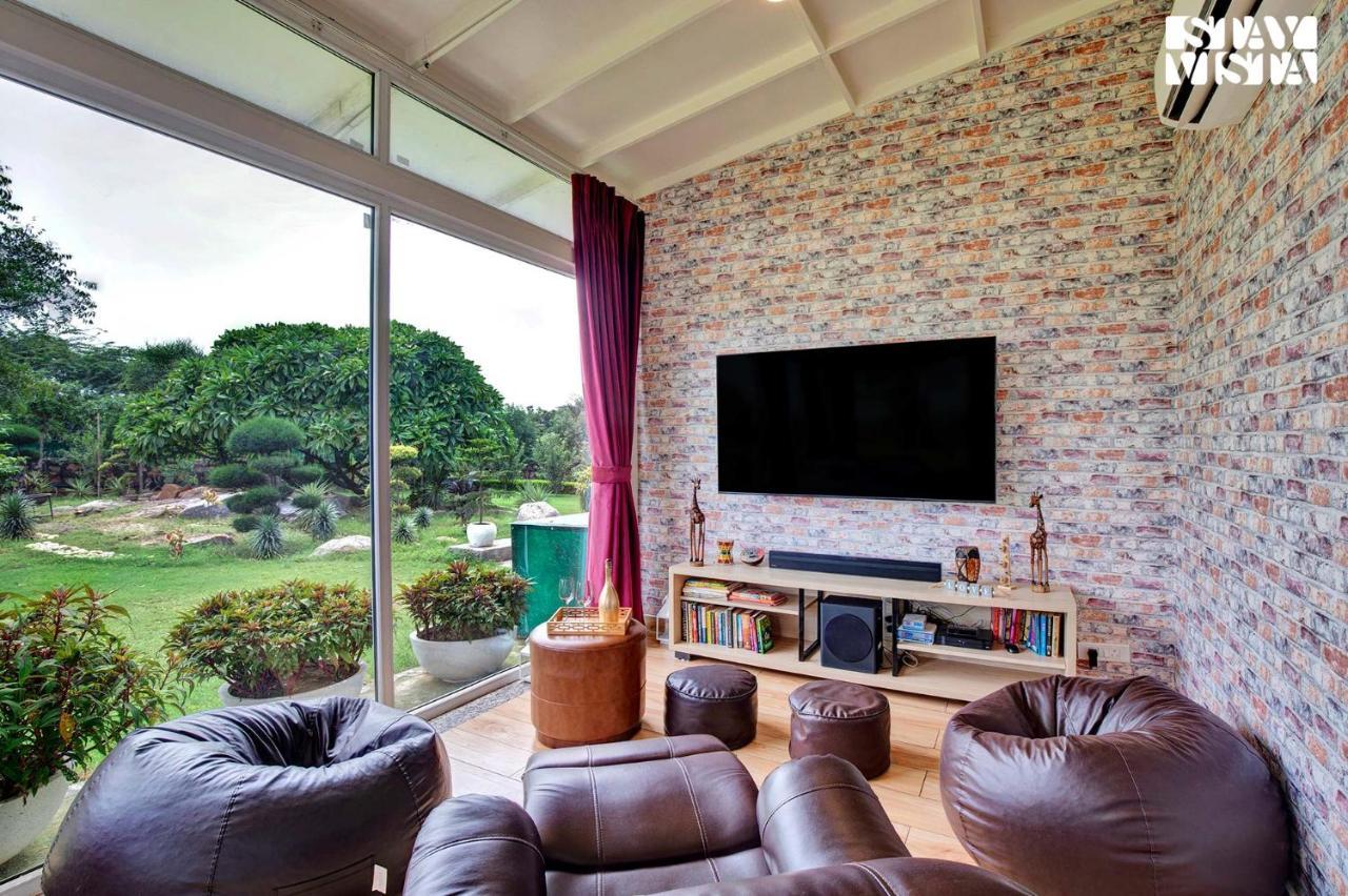 Stayvista At Idyllic Farmhouse - A Glasshouse With Outdoor Pool 구르가온 외부 사진
