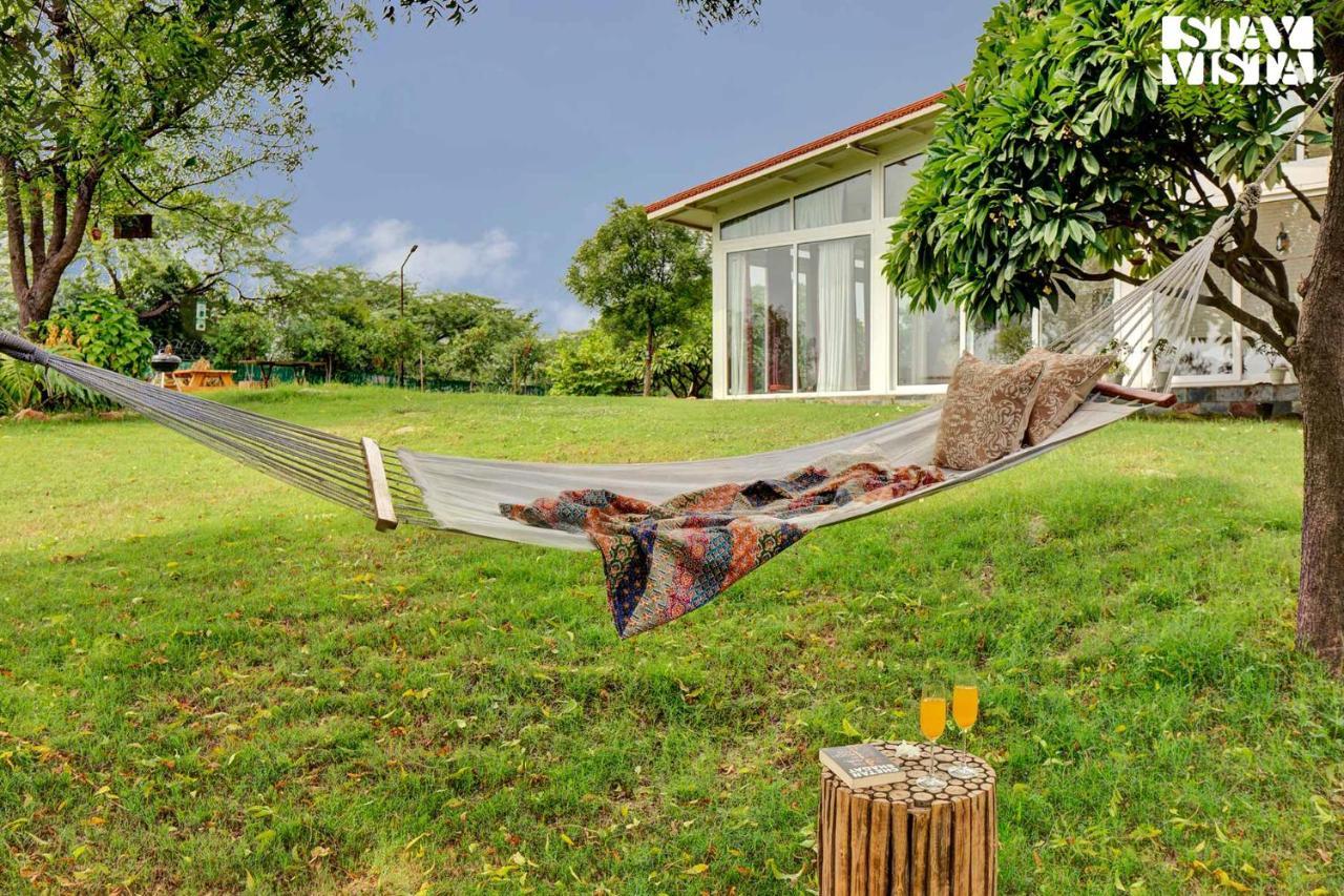 Stayvista At Idyllic Farmhouse - A Glasshouse With Outdoor Pool 구르가온 외부 사진