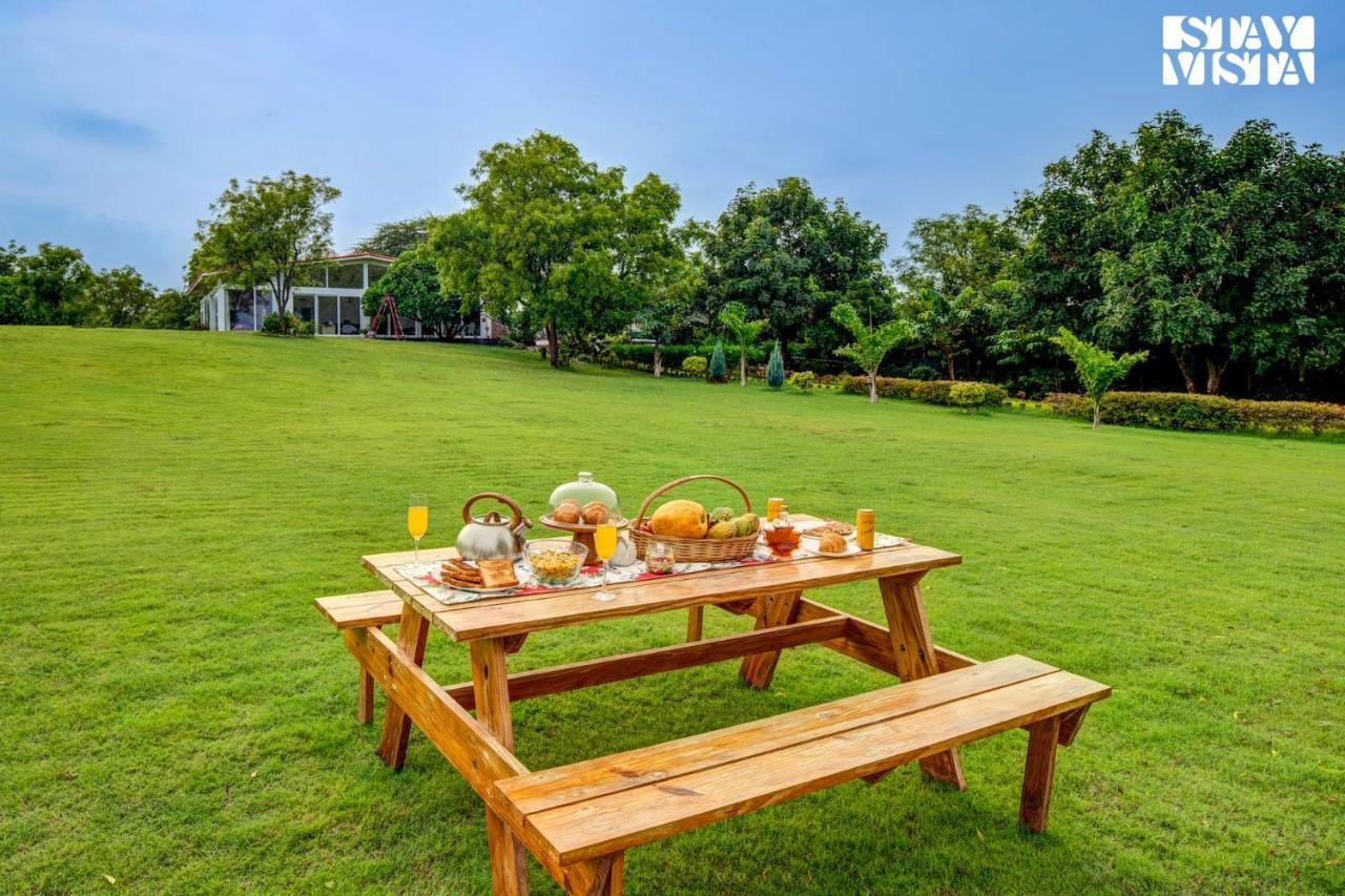 Stayvista At Idyllic Farmhouse - A Glasshouse With Outdoor Pool 구르가온 외부 사진