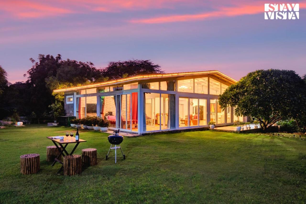 Stayvista At Idyllic Farmhouse - A Glasshouse With Outdoor Pool 구르가온 외부 사진