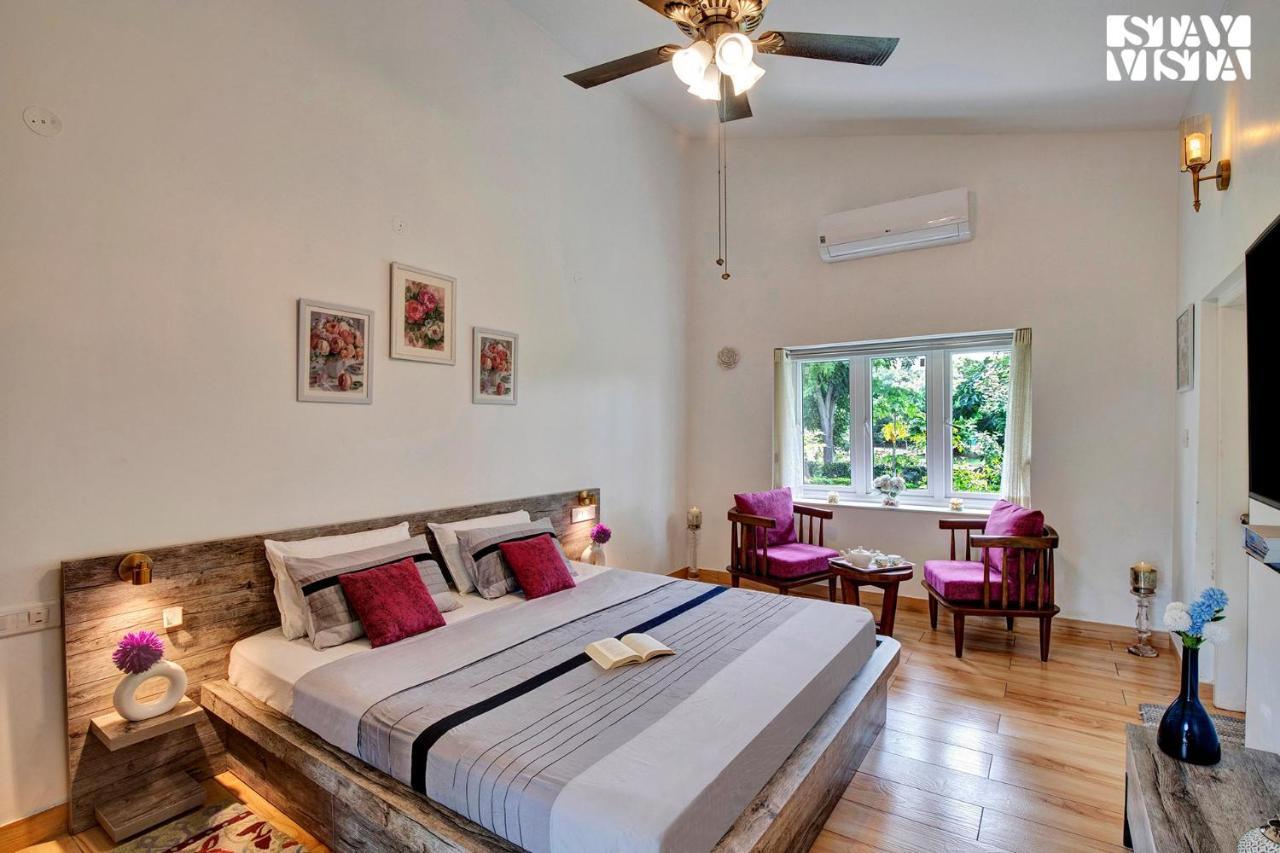 Stayvista At Idyllic Farmhouse - A Glasshouse With Outdoor Pool 구르가온 외부 사진