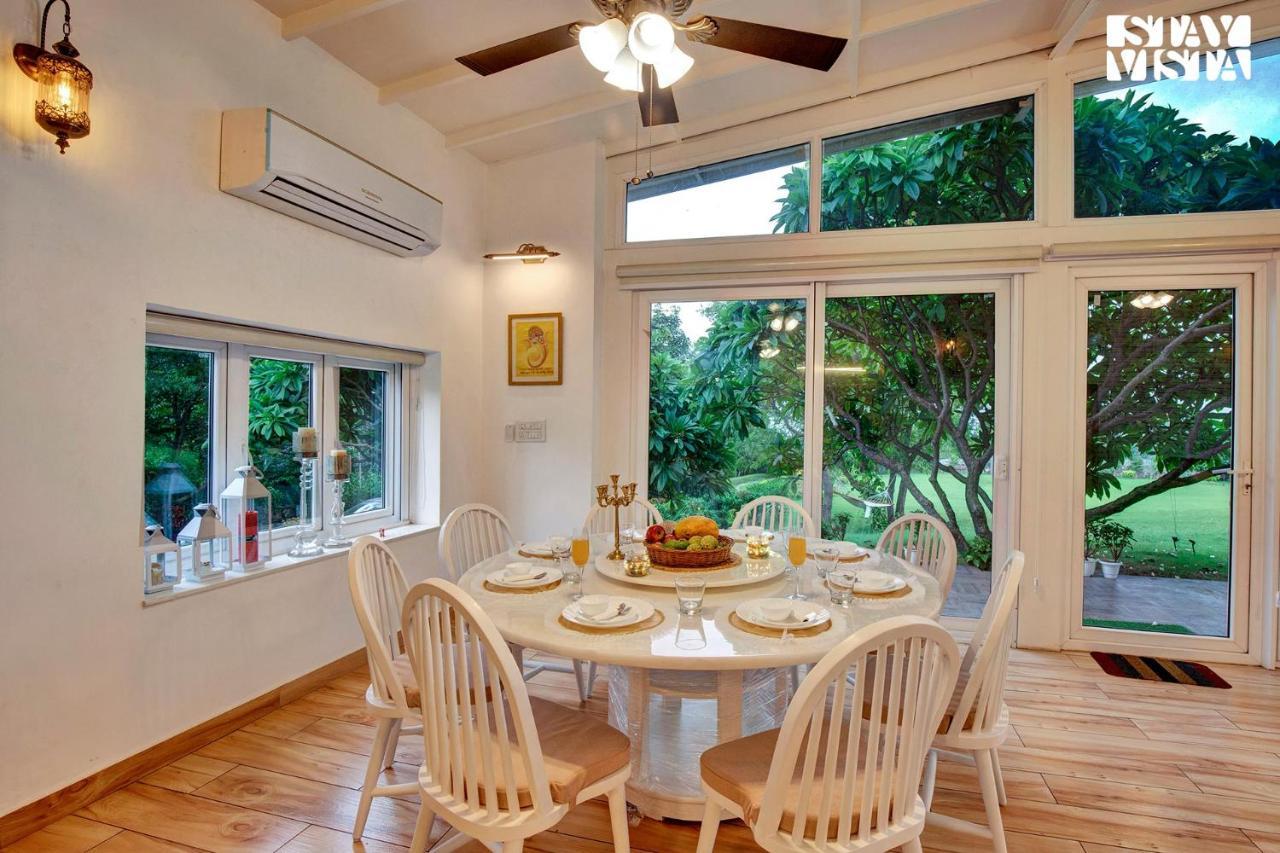 Stayvista At Idyllic Farmhouse - A Glasshouse With Outdoor Pool 구르가온 외부 사진