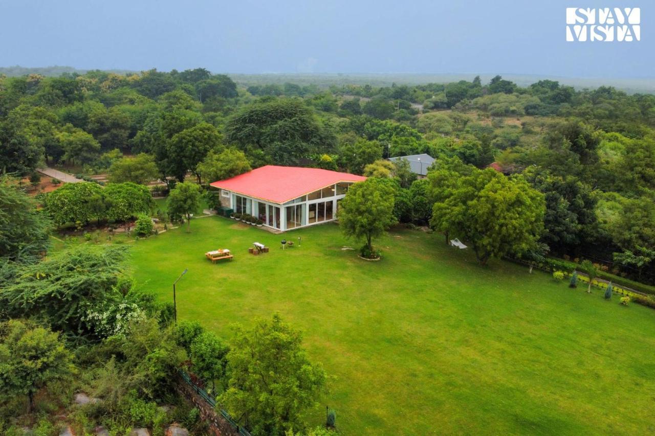 Stayvista At Idyllic Farmhouse - A Glasshouse With Outdoor Pool 구르가온 외부 사진