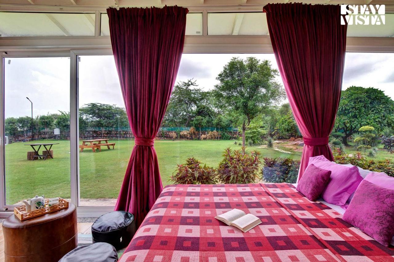 Stayvista At Idyllic Farmhouse - A Glasshouse With Outdoor Pool 구르가온 외부 사진
