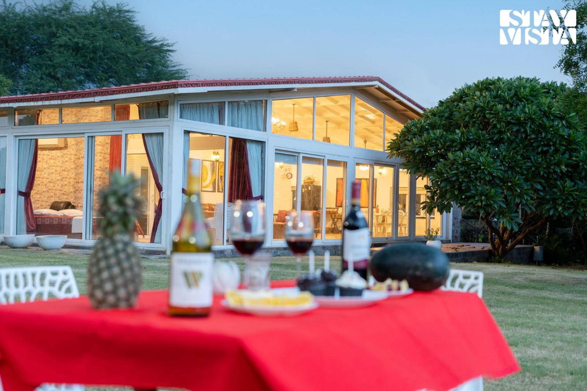 Stayvista At Idyllic Farmhouse - A Glasshouse With Outdoor Pool 구르가온 외부 사진
