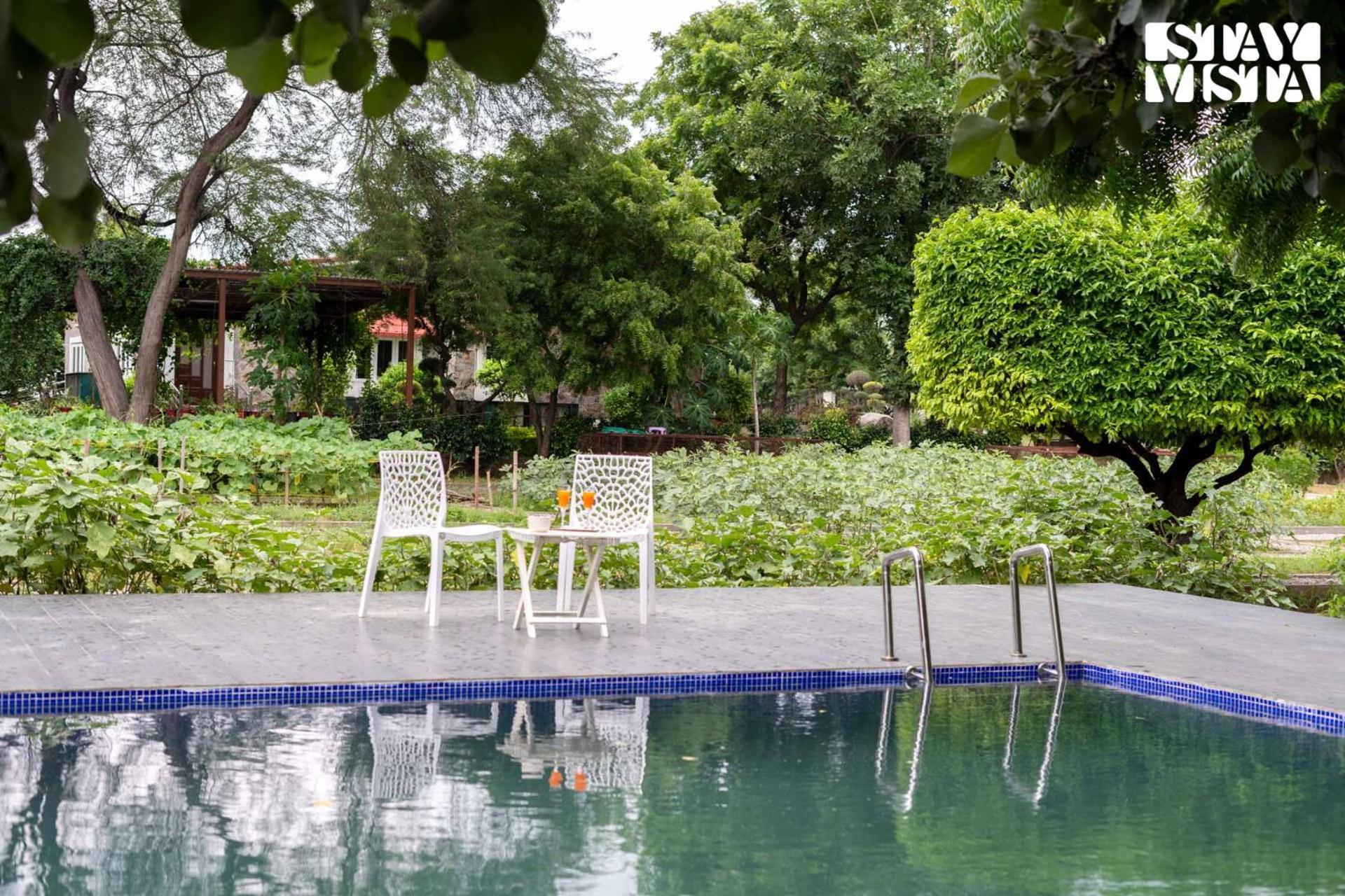 Stayvista At Idyllic Farmhouse - A Glasshouse With Outdoor Pool 구르가온 외부 사진