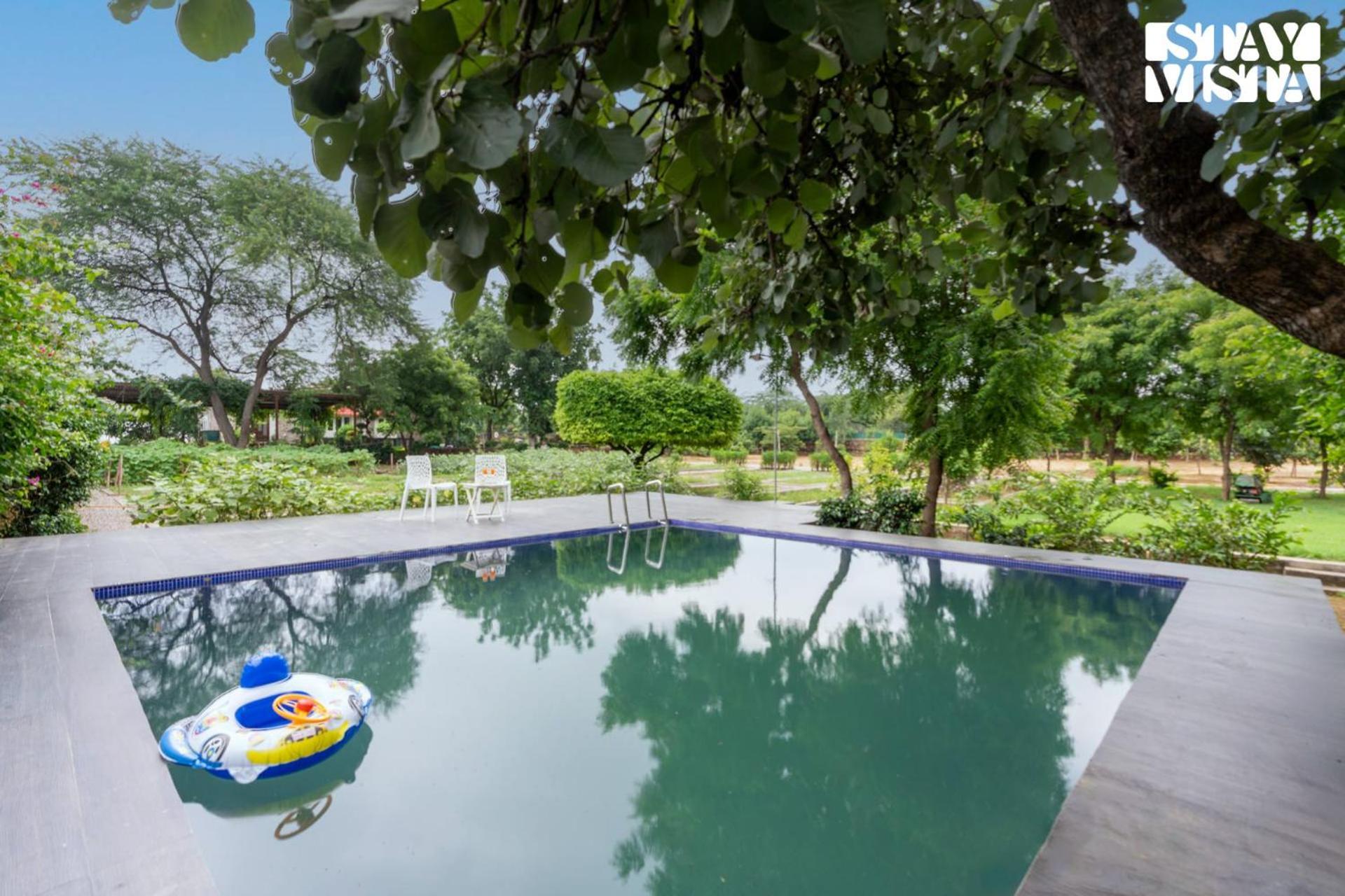 Stayvista At Idyllic Farmhouse - A Glasshouse With Outdoor Pool 구르가온 외부 사진